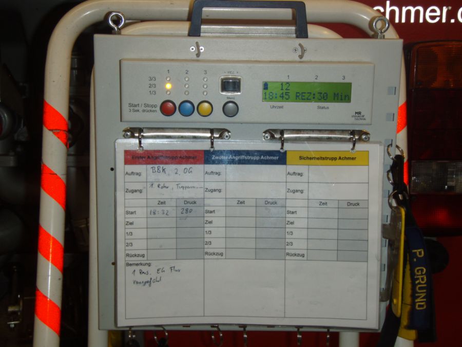 Einfache Tafel mit elektron. Unterstützung - 1. Angriffstrupp im Einsatz, Sicherheitstrupp in Bereitstellung (oben rechts)