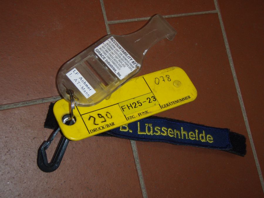 Geräteplakette 30 Min. Grundeinsatzzeit + Schlüssel für Notsignalegeber + Flauschband für Namen