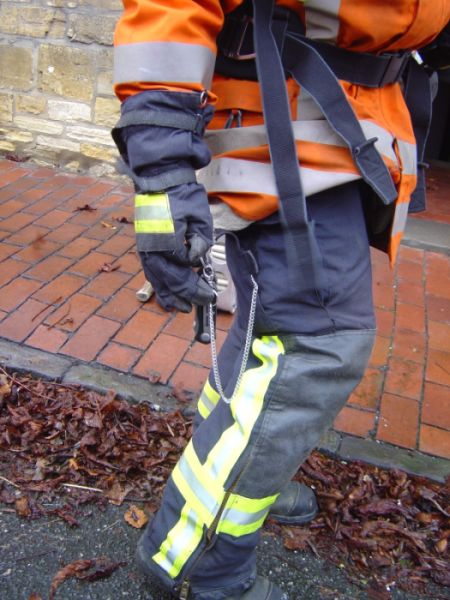 Rettungsmesser in der Messertasche der Überhose