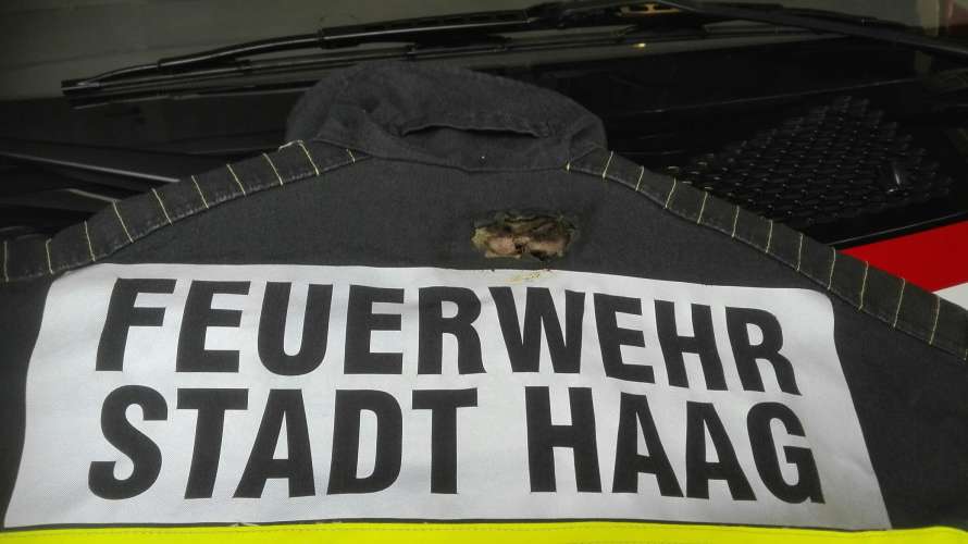 Beinaheunfall: Glutstück setzte sich zwischen PA und Jacke fest
