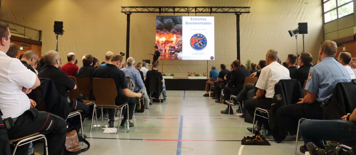 Dr.-Ing. Adrian Ridder referierte über extremes Brandverhalten
