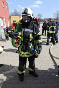 Angriffstrupp mit Wärmebildkamera und Schlauchpaket - Foto: Jürgen Mühlsteff (Henkel)